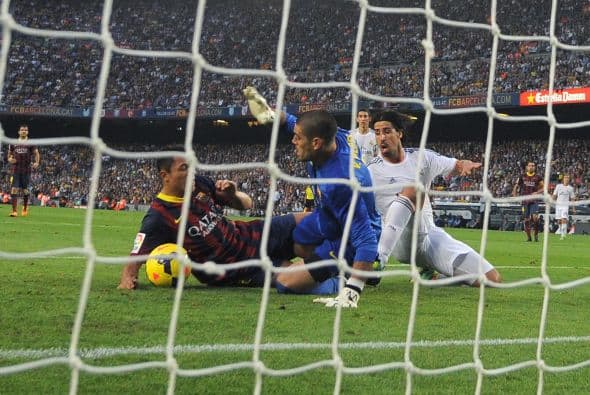 Entre sus bajas más importantes están Alexis, Cesc, Pinto, Victor Valdés y varios canteranos como Deulofeu o Tello, además del retiro de Puyol.