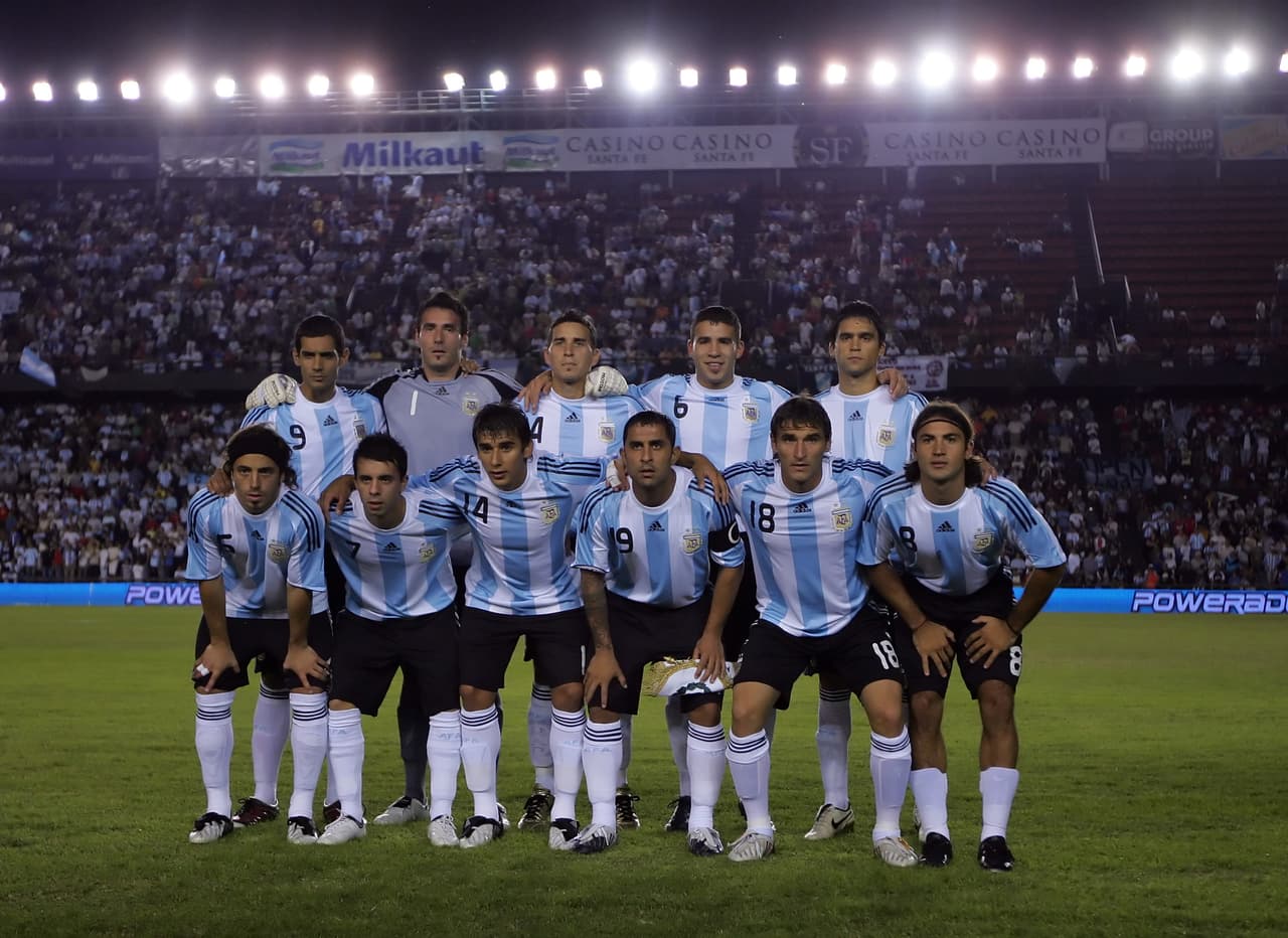 Fue el 20 de mayo del 2009 cuando ambos cuadros se enfrentaron en un duelo amistoso en el Estadio Brigadier General Estanislao Lopez donde juega el Atlético Colón.