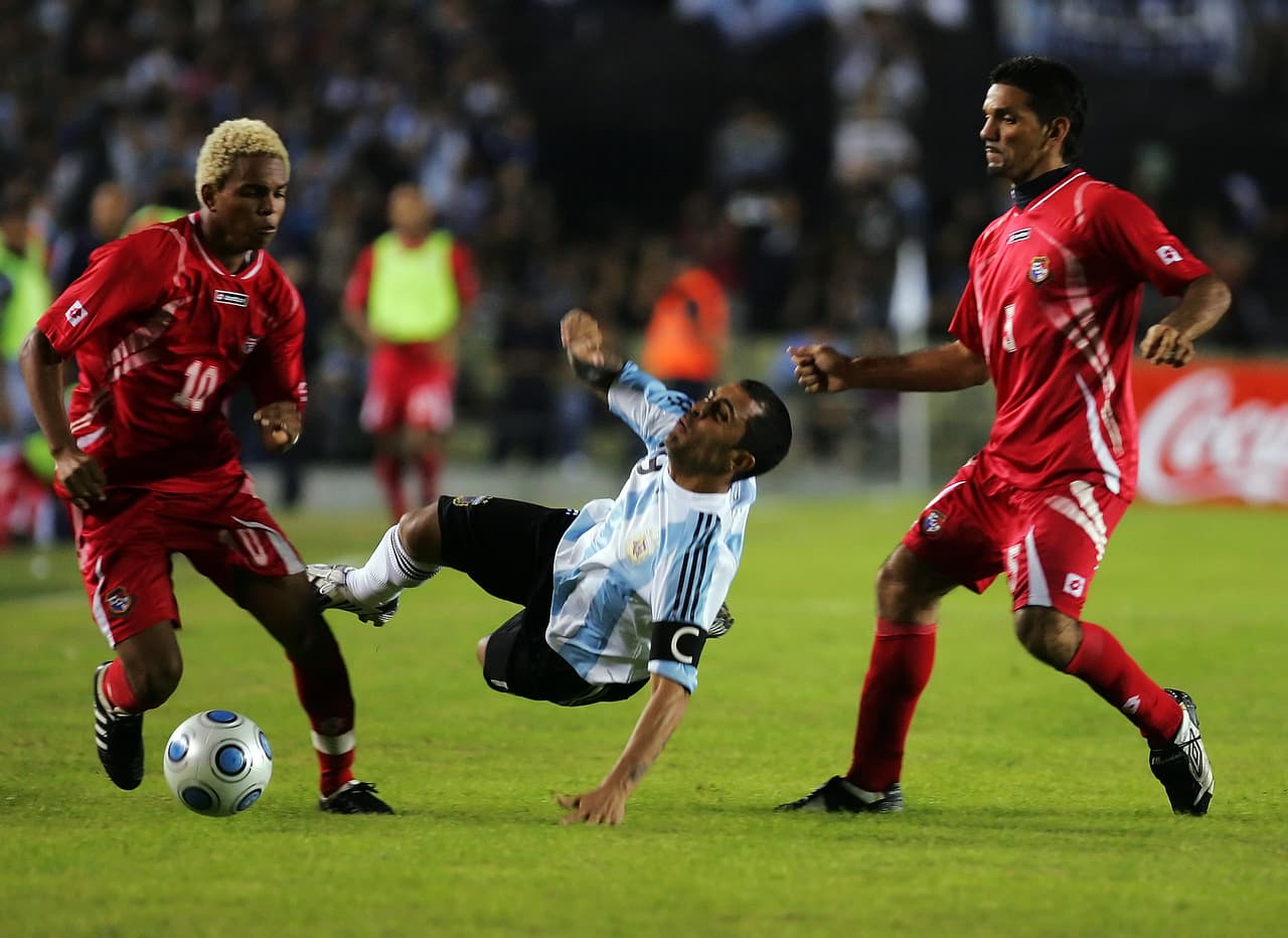 Nelson Barahona (izquierda) fue quien marcó el gol de los panameños.
