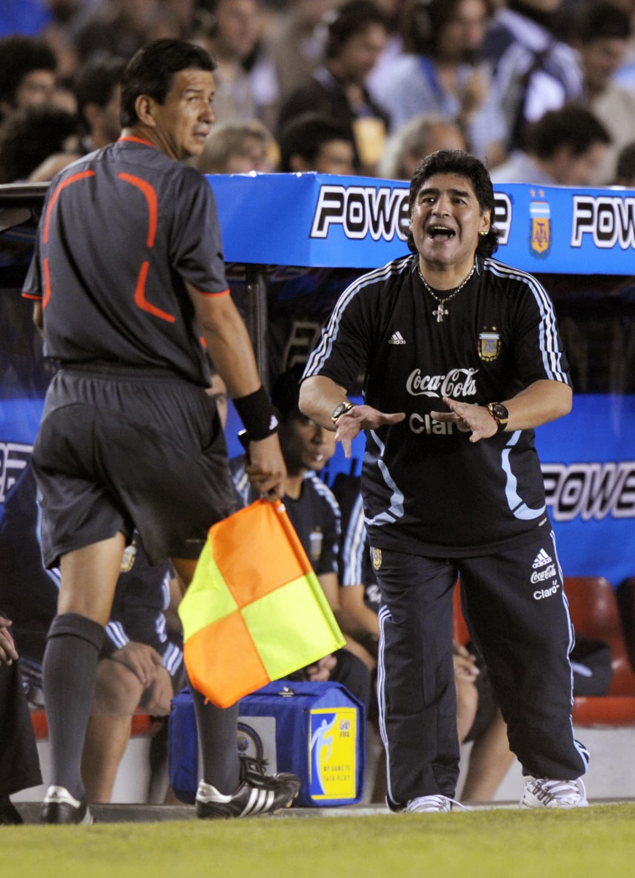 Sin importar que sea un partido amistoso y haya sido en casa, Diego vivió el encuentro con mucha intensidad.