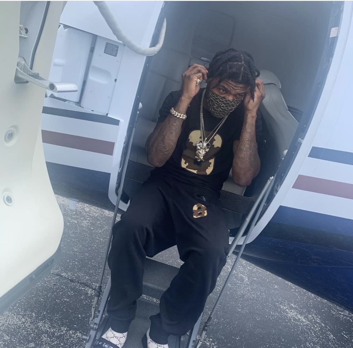 La estrella de los Baltimore Ravens, Lamar Jackson es un gran apasioanodo de las joyas, mismas que siempre presume en sus atuendos cotidianos y en redes sociales.