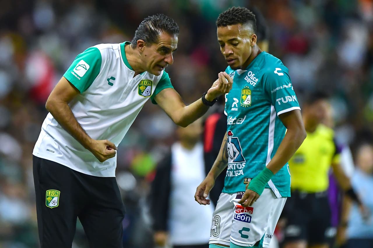 Paiva daba intstrucciones desde la primera mitad.