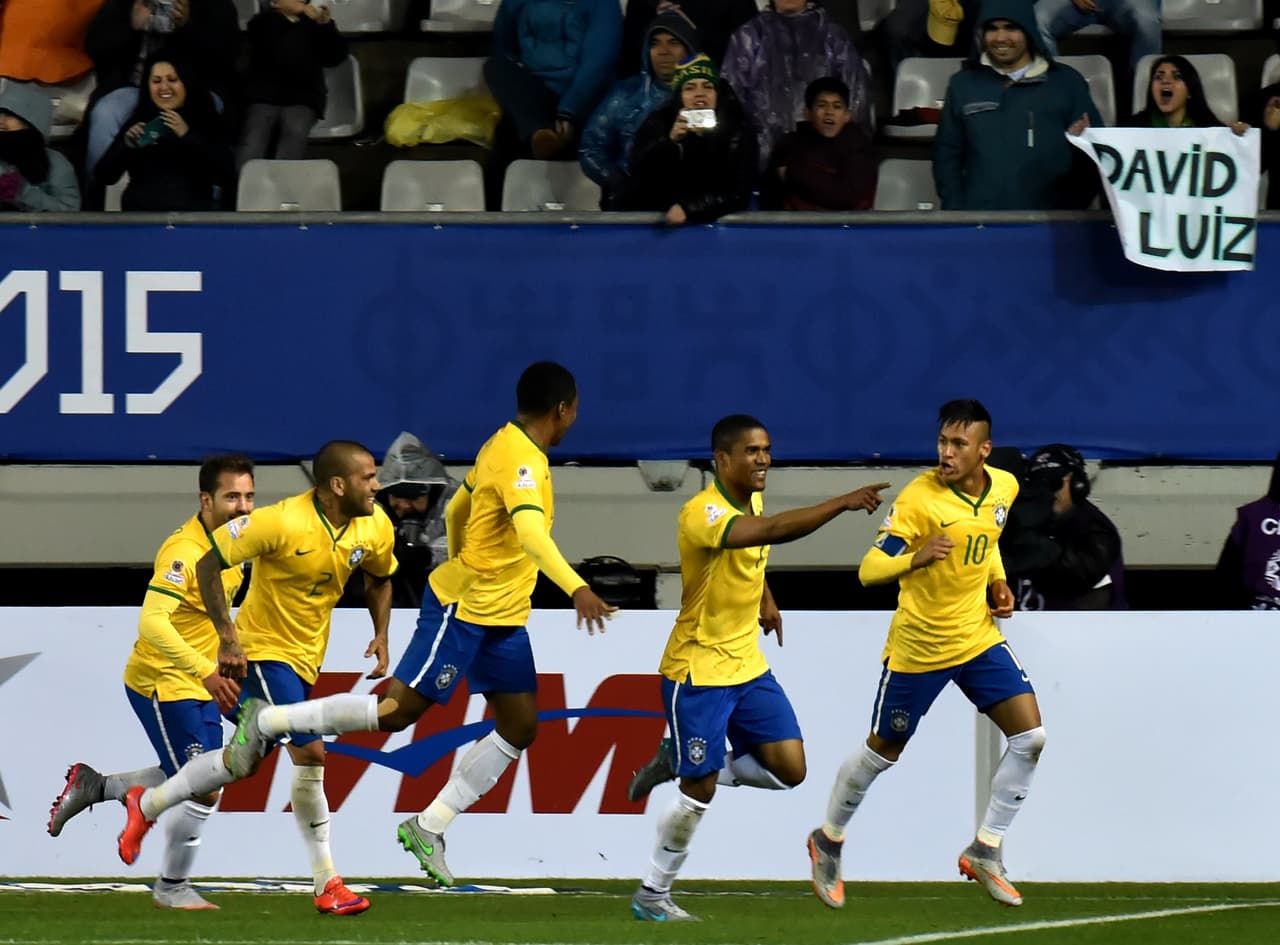 Neymar le puso un pase exacto a Douglas Costa en medio de los defensores para que marcara el del triunfo y así conseguir tres puntos para Brasil.