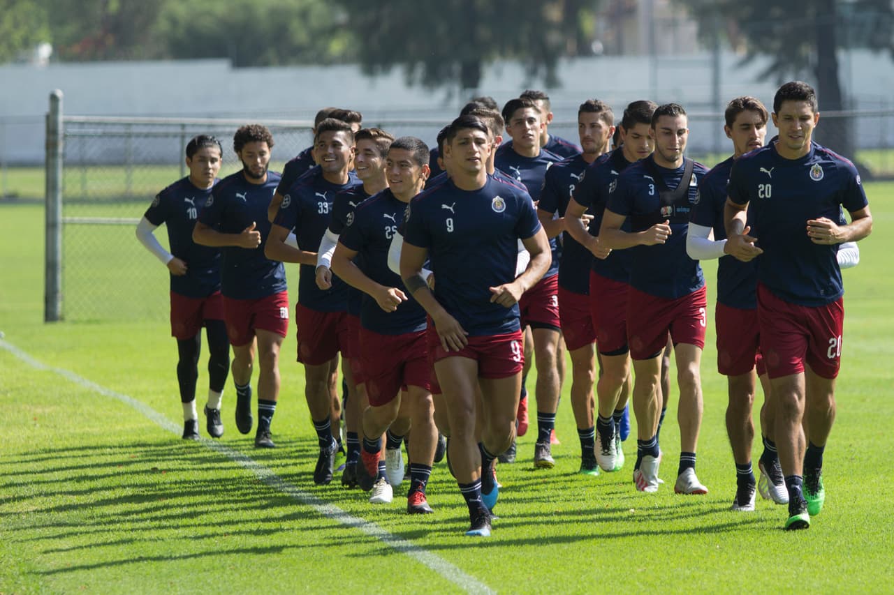 El entrenamiento de Chivas de Guadalajara estuvo marcado por el anuncio de que Oribe Peralta, goleador del gran rival América, será parte de la plantilla para el Apertura 2019.