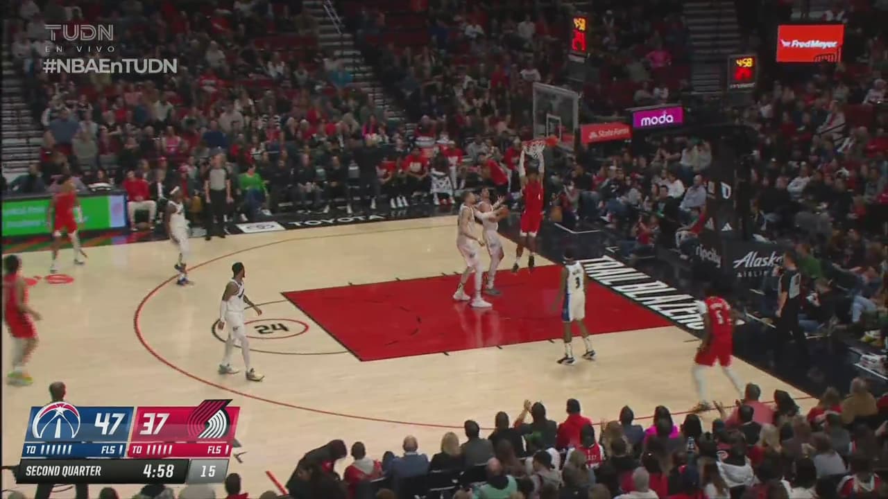 ¡Se cuelga del aro! Matisse Thybulle hace la hundida ante Wizards