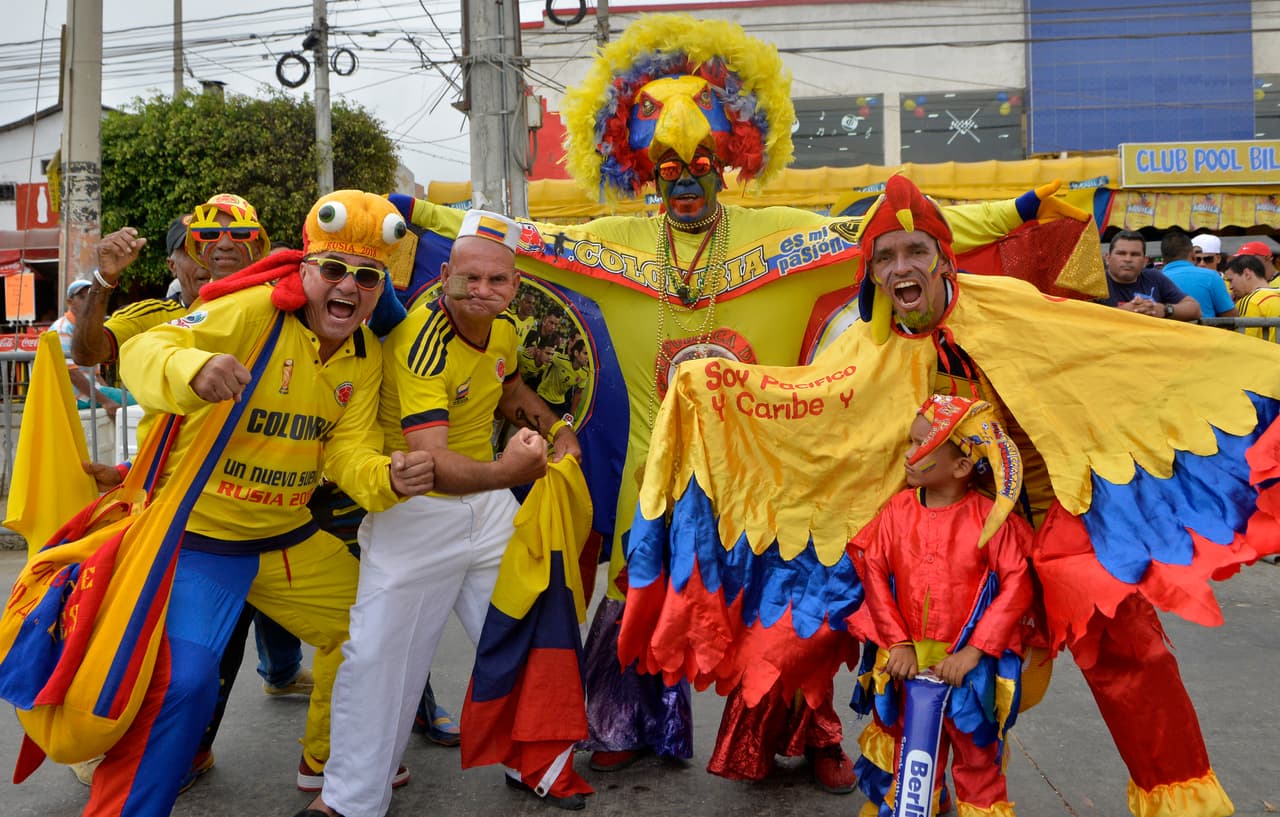 Los aficionados 'cafeteros' se hacen sentir en las inmediaciones del estadio Metropolitano de Barranquilla, casa de la selección de Colombia, donde enfrentarán a Boivia.
