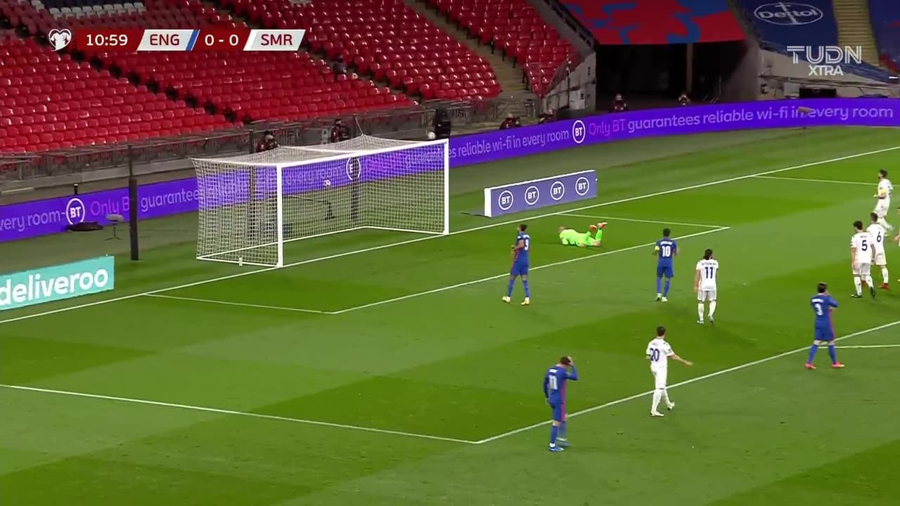 ¡TIRO ATAJADO! disparo por Jesse Lingard.