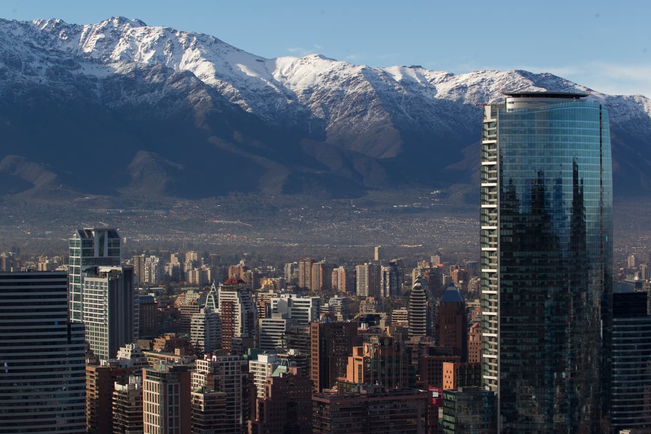 Santiago es el centro administrativo, financiero, comercial y cultural del país; una gran urbe que muestra con orgullo las huellas del desarrollo económico que ha experimentado Chile durante las últimas décadas.