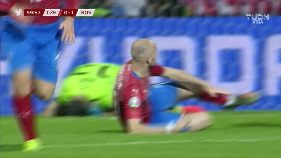 Lukas Masopust saca de banda y pone el balón en juego