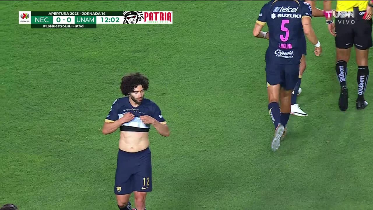 ¡Expulsión! El árbitro saca la roja directa a César Huerta.