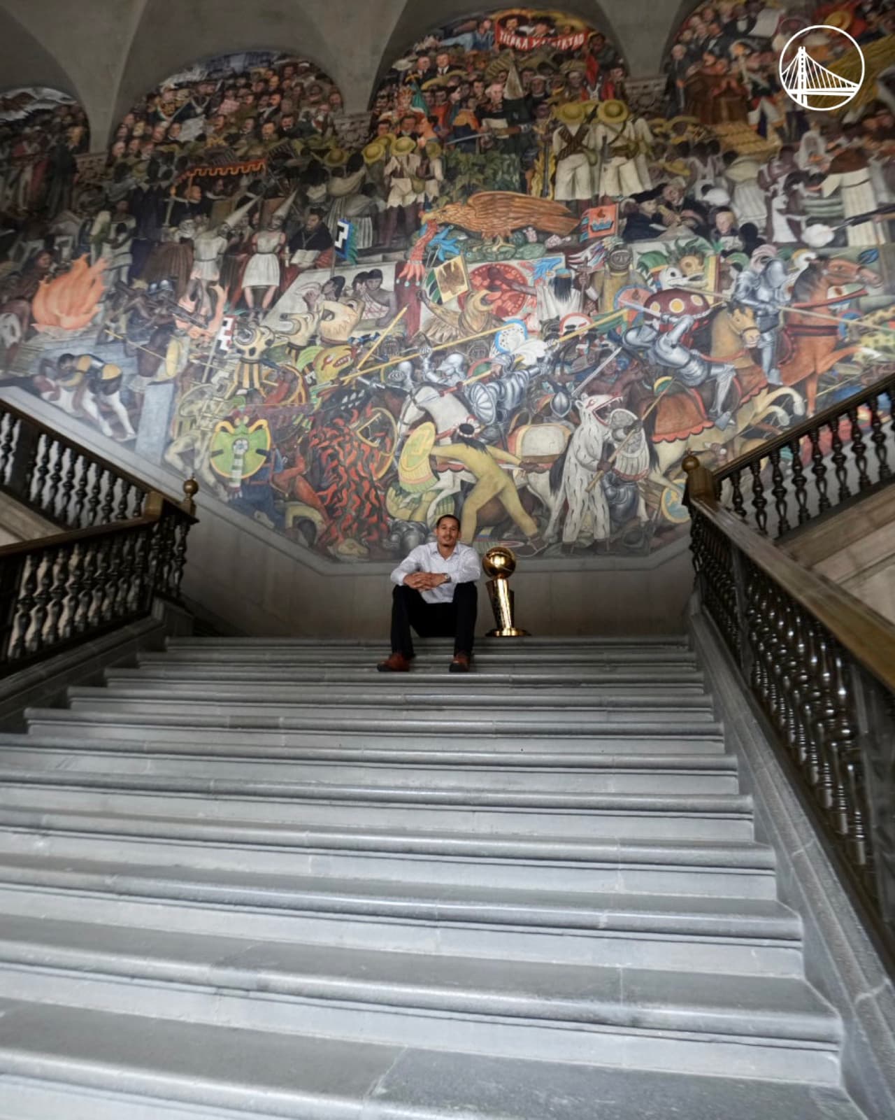 El encuentro ocurrió en el Palacio Nacional, residencia del presidente de México. 'JTA' desde luego que no llegó con las manos vacías, sino que llevó consigo el trofeo Larry O'Brien, por primera vez en México. Aquí se le ve frente al mural de Diego Rivera que lleva por nombre "La Historia de México".