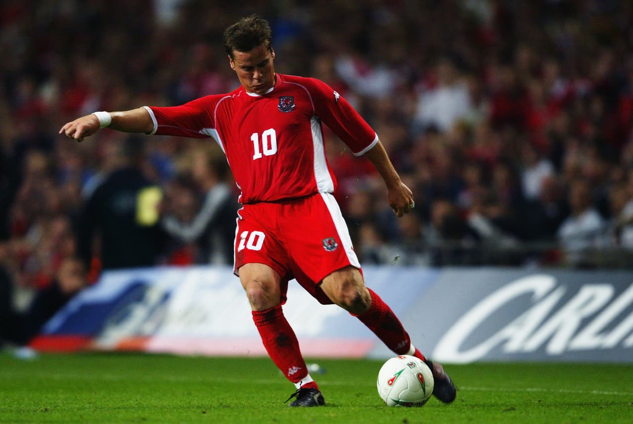 Un resbalón por un charco de orines de perro le generó al mediocampista galés Darren Barnard una lesión en los ligamentos de su rodilla que lo sacó de competencia por cinco meses.