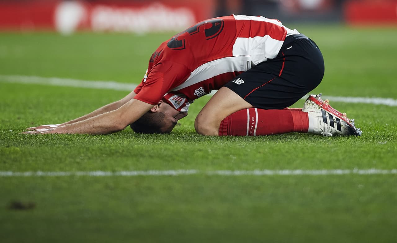 El Athletic, que buscaba por lo menos dos goles, comenzó a acercarse al arco de Juan Soriano con Gorka Guruzeta, pero la puntería le falló y así lo lamentaba.