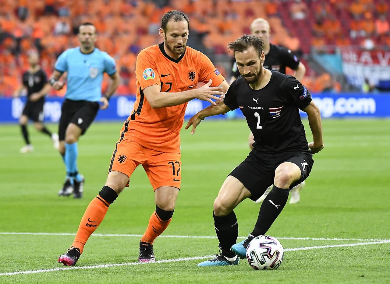 Holanda consigue una cómoda victoria ante Austria 2-0 nen el Grupo C de la Euro 2020. Los goles fueron por parte de Memphis Depay (11') y Denzel Dumfries (67') y es así cómo la 'Naranja Mecánica' obtiene su clasificación a Octavos. Los austriacos acumulan una victoria y una derrota.