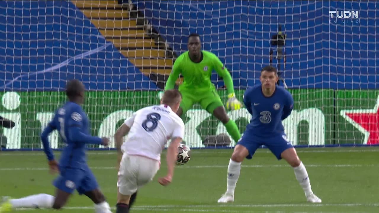 ¡TIRO ATAJADO! disparo por Toni Kroos.