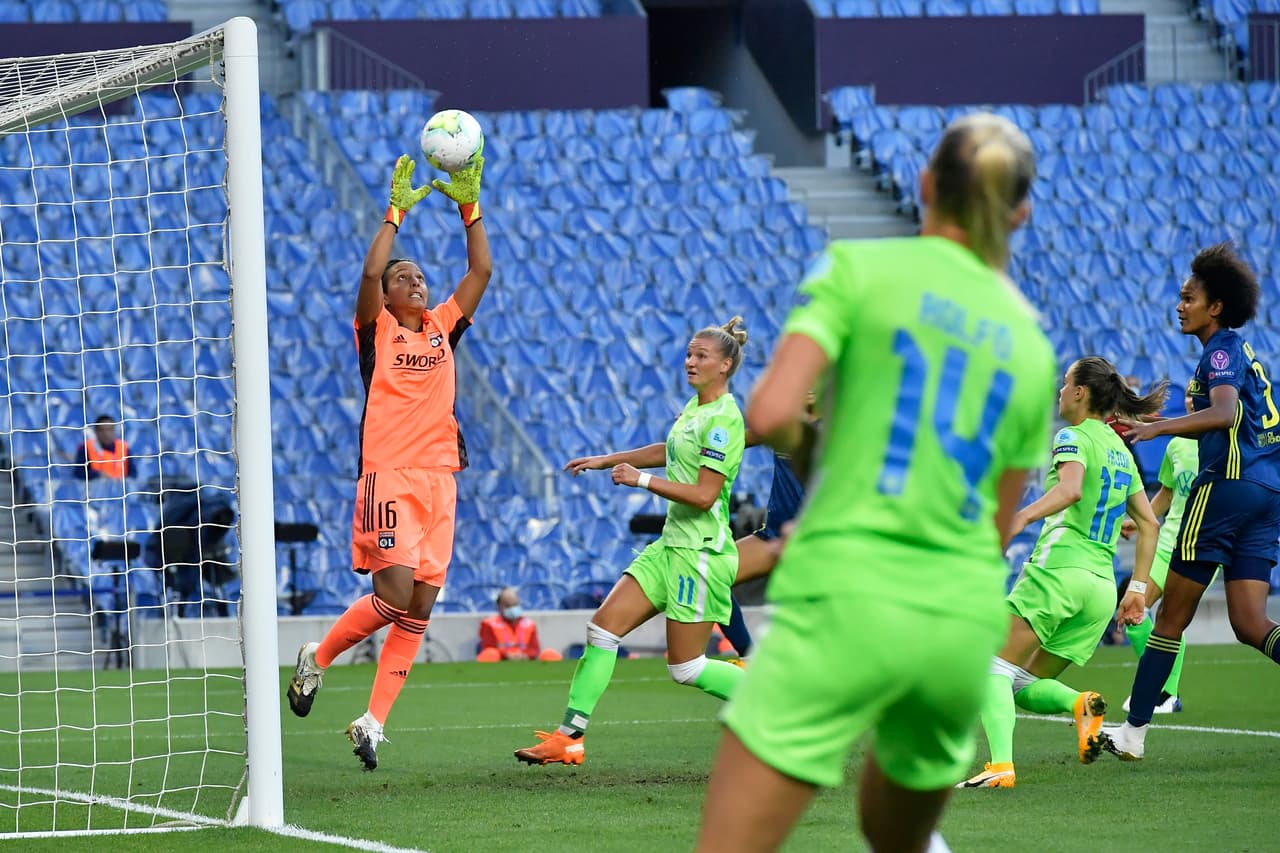 Con goles de Le Sommer, Kumagai y Gunnarsdottir por parte del Lyon, el equipo francés levanta su quinta copa consecutiva y séptima en su historia. Wolfsburg simplemente no pudo y sólo anotó una diana.