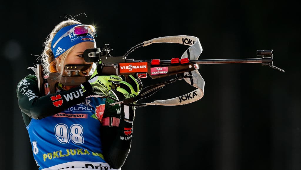 Los esquiadores también tienen que hacer disparos en posición postrada o pecho tierra, se alterna con las dos estaciones donde deben disparar de pie.