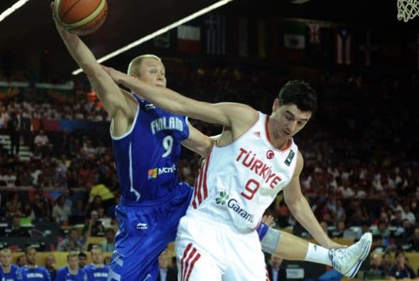 Turquía ganó en la prórroga (77-73) un partido que tuvo perdido durante los 40 minutos del tiempo reglamentario, un choque que empató a 4 segundos del final y decidieron en el tiempo añadido sus principales estrellas, el pívot Omer Asik y el alero Emir Preldzic.