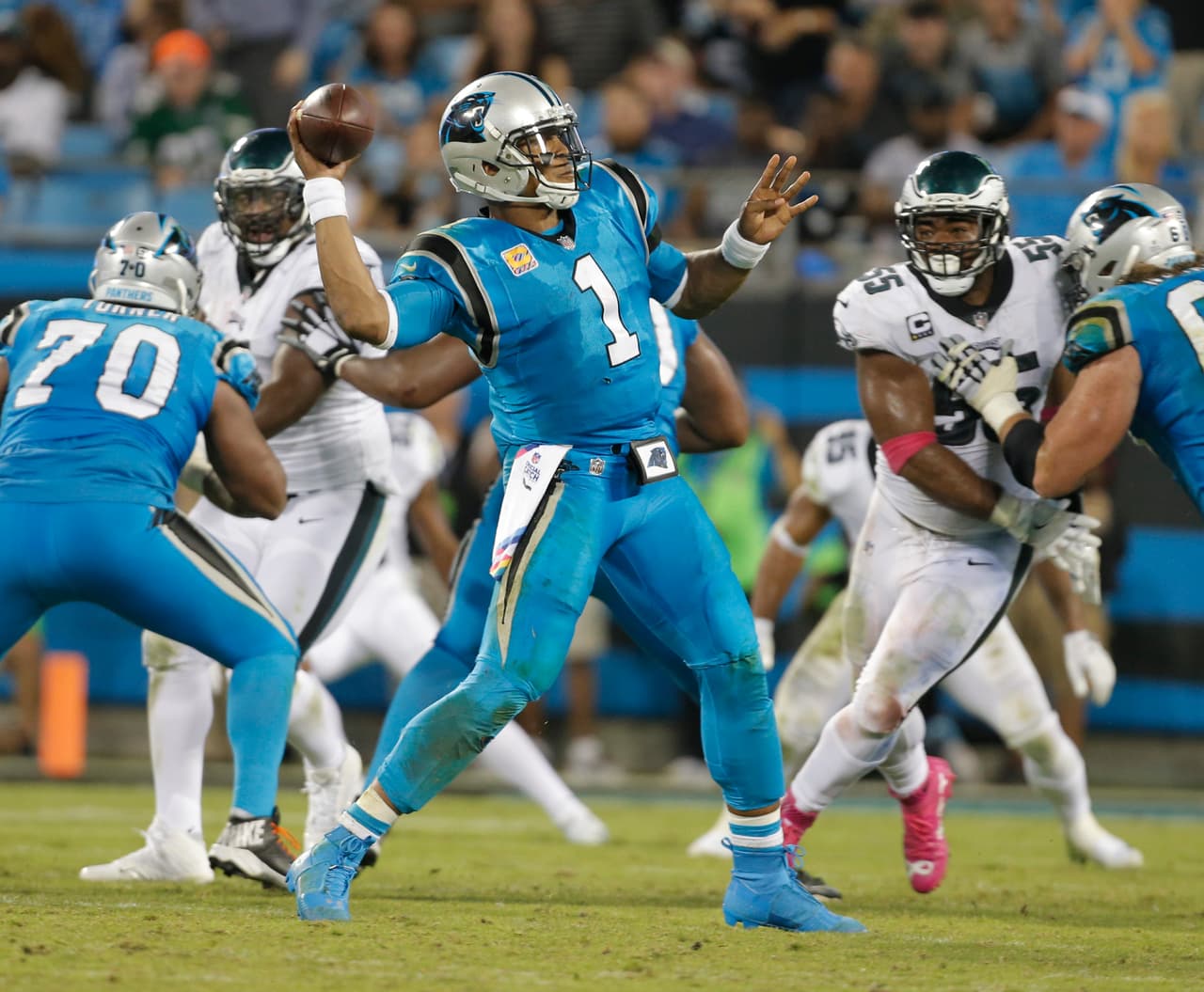 Pero el brazo de Cam estuvo demasiado impreciso ya que solo completó 28 pases de una brutal cantidad de 52 lanzamientos totales para 239 yardas, 1 TD y 3 INT.