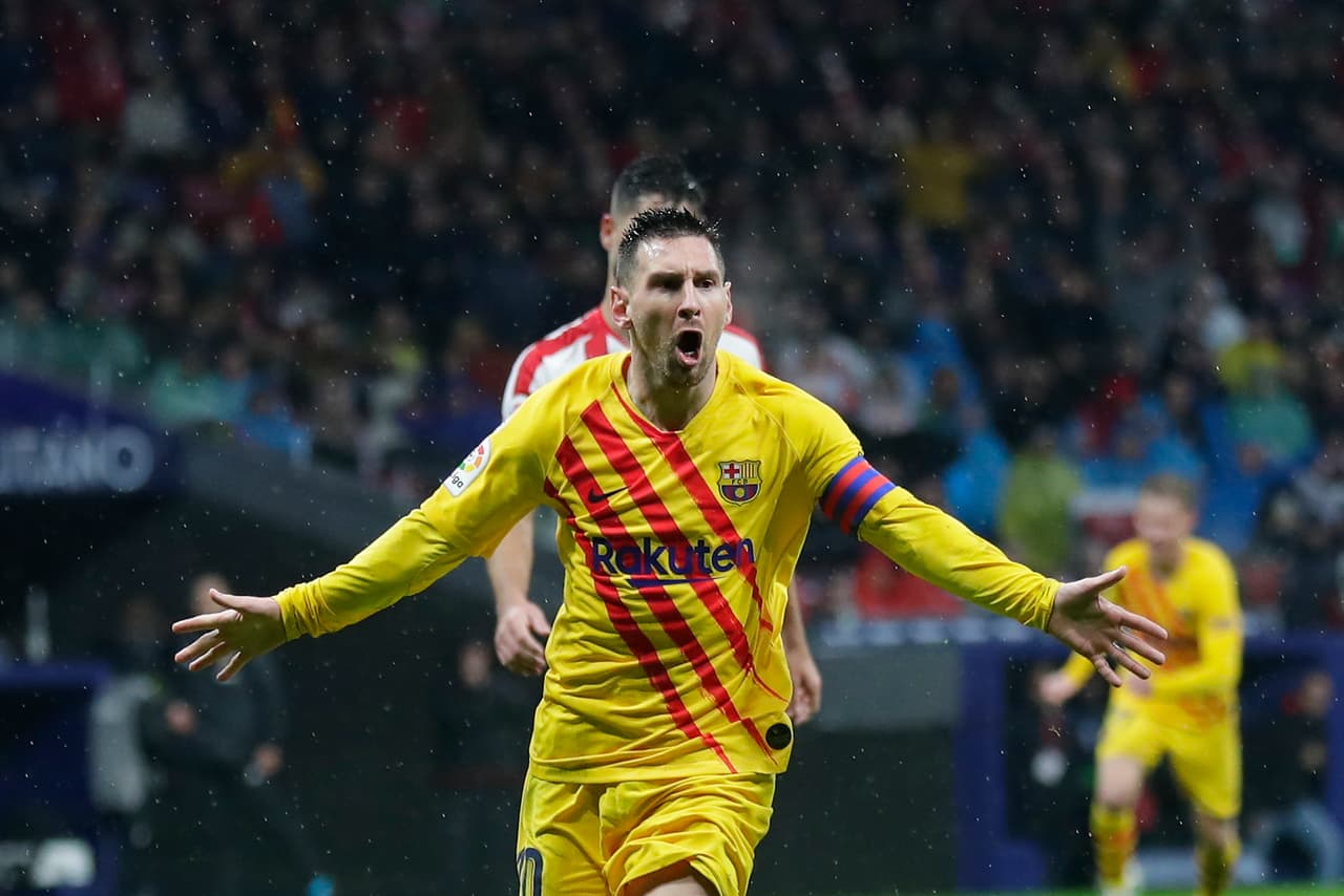 Este cubrebocas amarillo es idéntico a una playera que ocupó el equipo Blaugrana en 2019 con el diseño en amarillo y cuatro rayas rojas en diagonal.