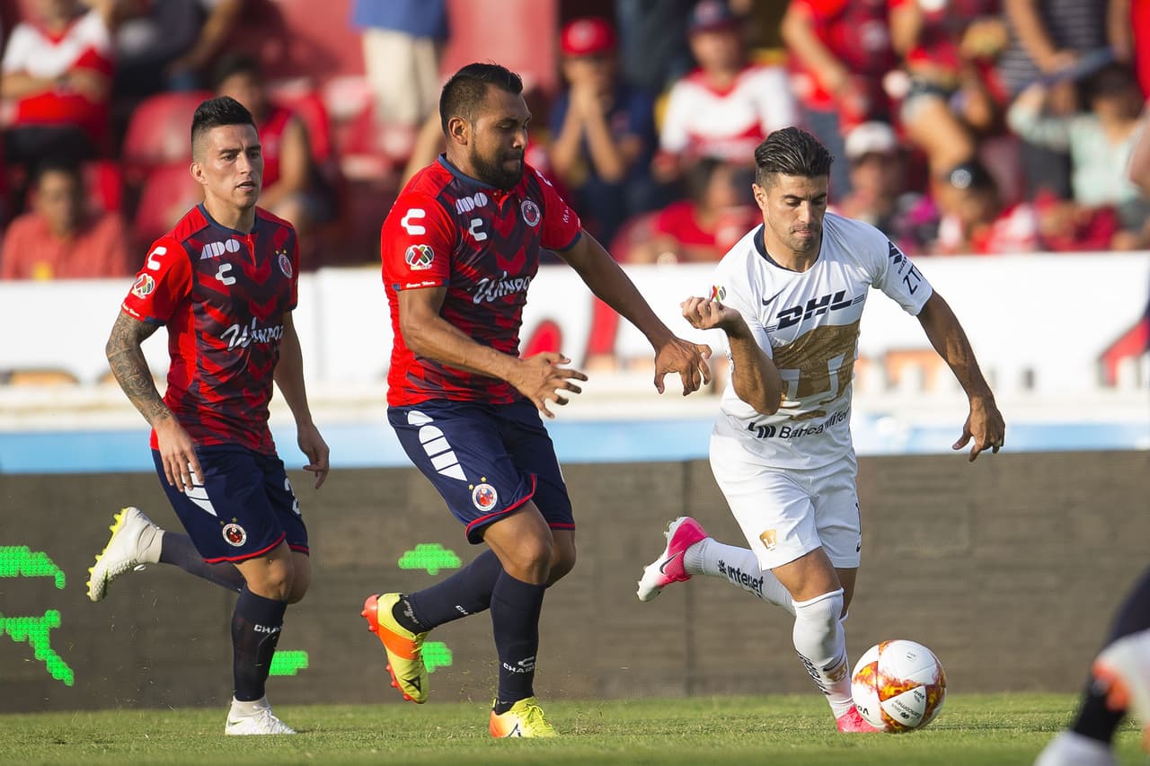 Por los costados generó mejor fútbol el equipo de Pumas durante el encuentro.