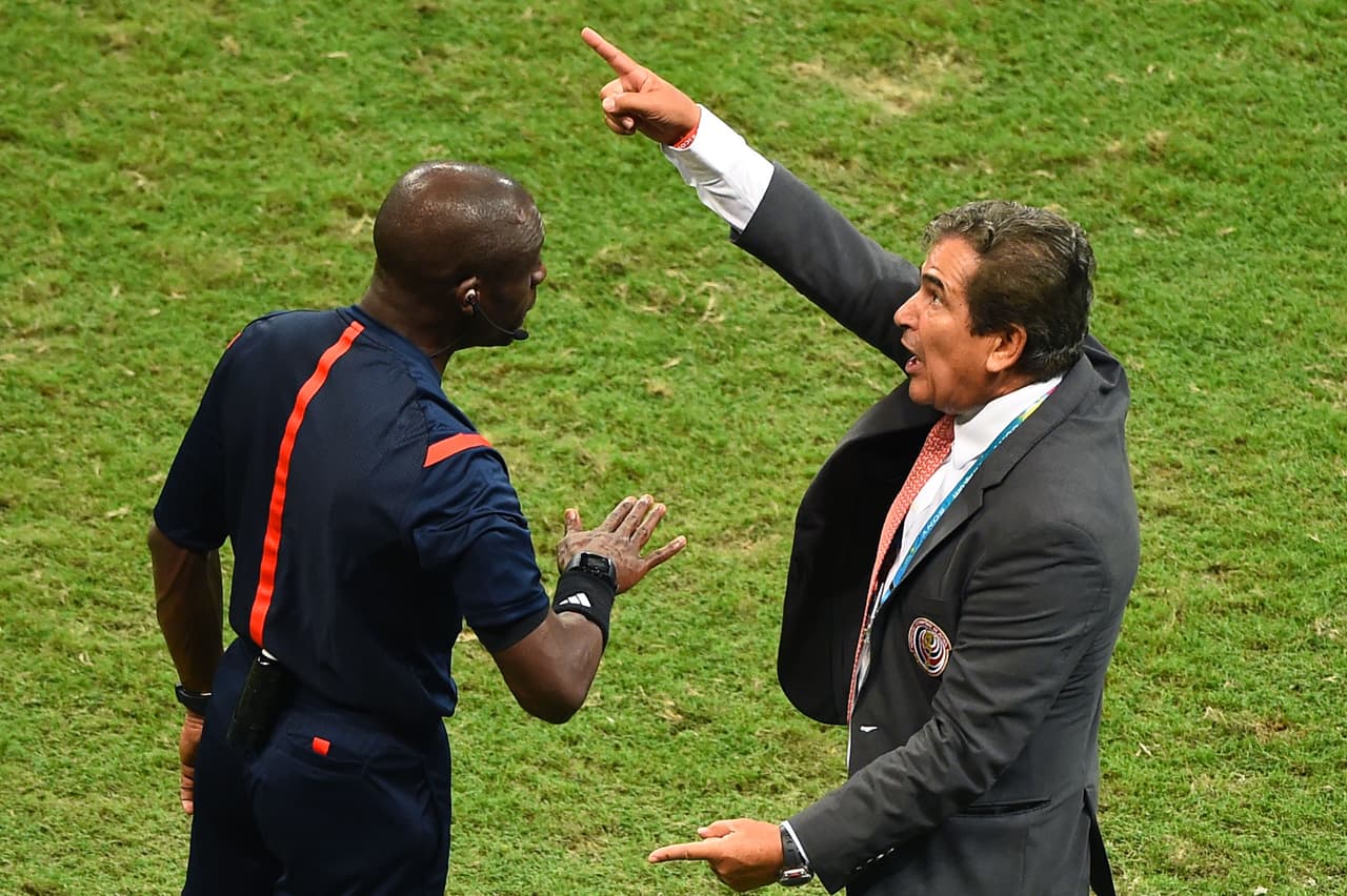 El carácter de Pinto no ha cambiado con el paso de los años. Sus exageradas protestas a los arbitrajes son una constante, una que parece repetirse desde cuando arrancó su carrera como técnico en 1984, cuando dirigió a Millonarios en Colombia.