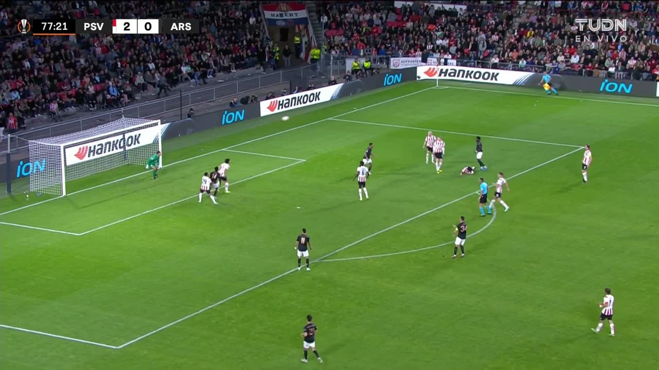 ¡TIRO ATAJADO! disparo por Eddie Nketiah.