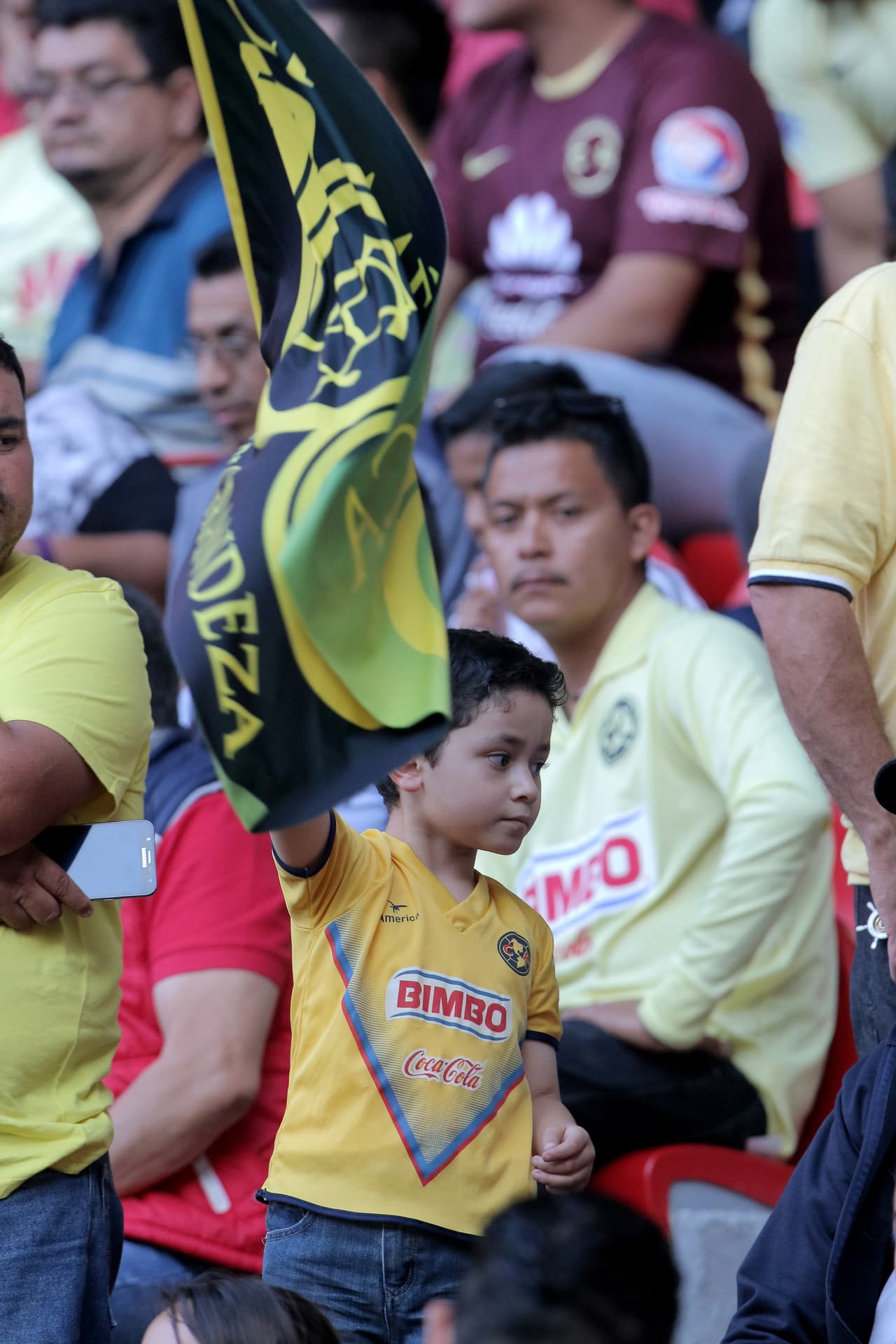 El colorido de la afición en la Jornada 16