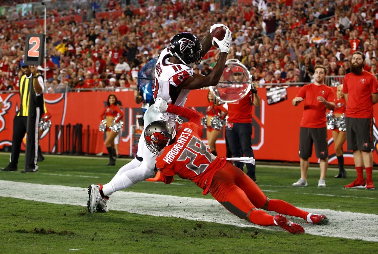 Otra gran atrapada del receptor de los Falcons, Julio Jones, quien dejó las dos puntas de los pies dentro de la zona de TD.