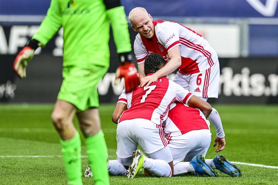 Ajax derrota tranquilamente al PEC Zwolle con marcador de 2-0 en la Eredivisie. David Neres abrió el marcador al minuto 28 del encuentro, el cual se encargó de cerrar Nicolás Tagliafico y darle la victoria a los de Amsterdam, durante la Jornada 26. El mexicano Edson Álvarez fue titular y se colocan en la cima con 63 puntos.