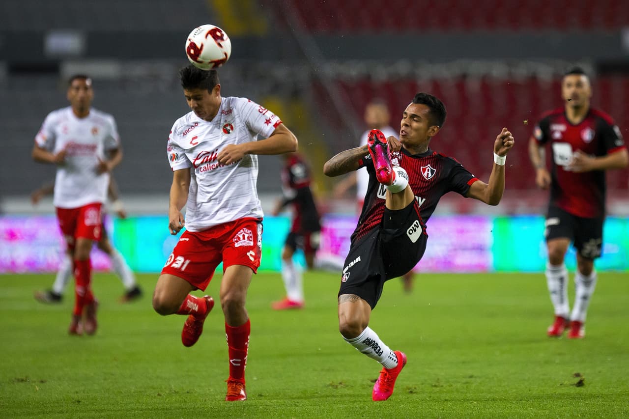 Con goles de Luciano Acosta y Javier Correa, Atlas gana y se queda con los puntos.