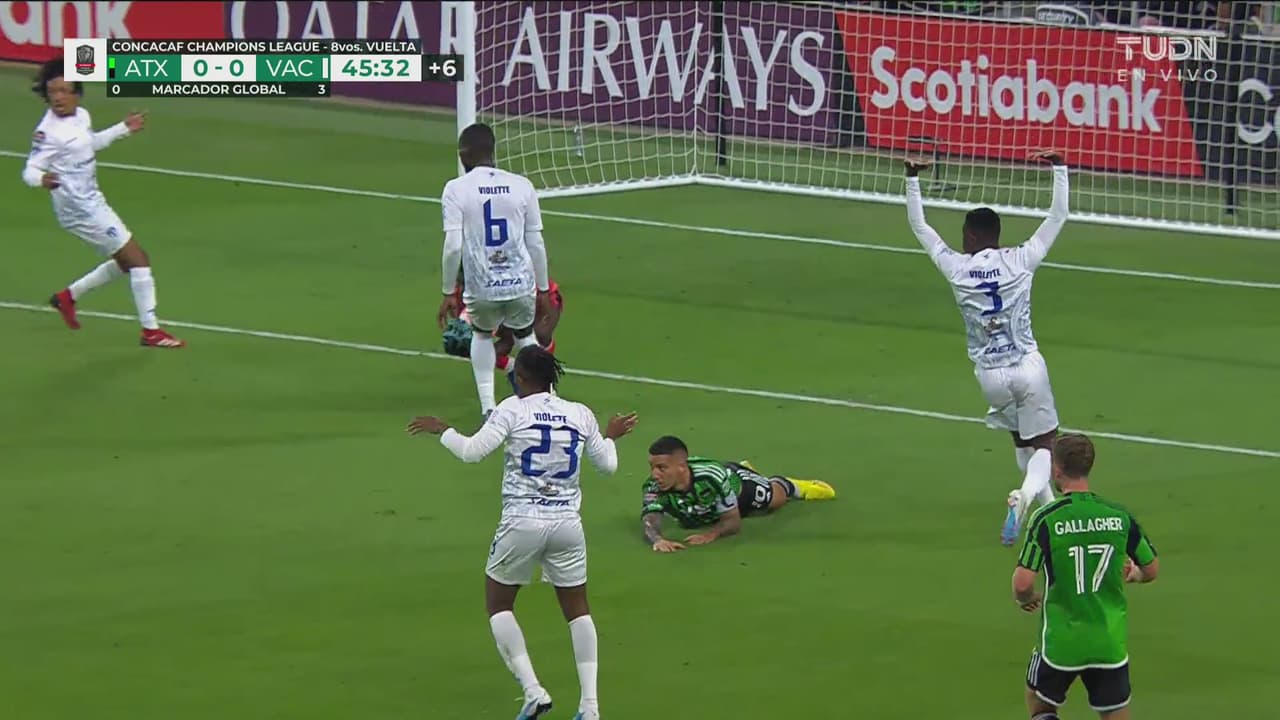 ¡Pedían penalti! Driussi cae en el área, pero el árbitro no pita falta