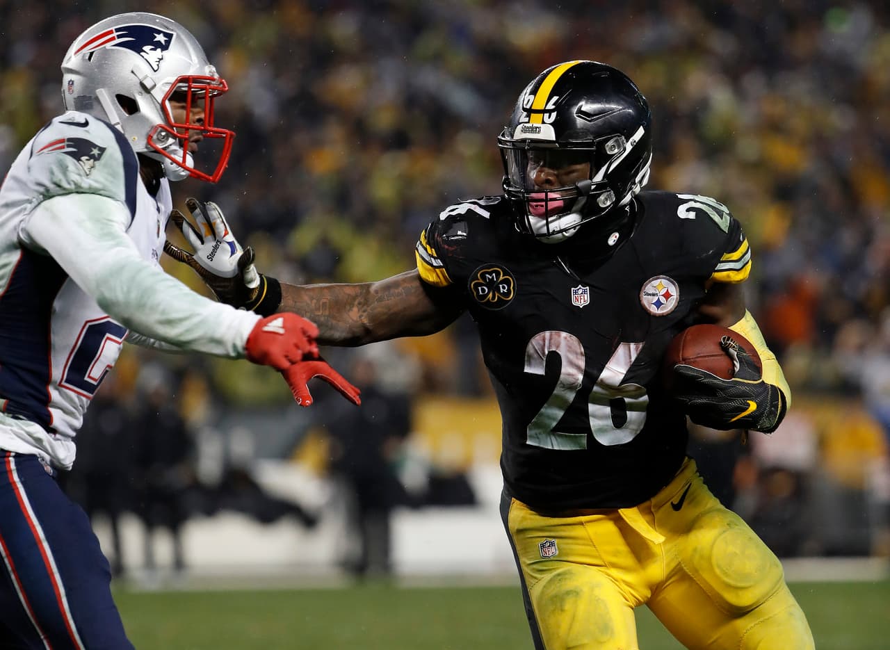 Pittsburgh Steelers running back Le'Veon Bell runs against the New England Patriots during an NFL football game at Heinz Field in Pittsburgh Sunday, Dec. 17, 2017. (Winslow Townson/AP Images for Panini)