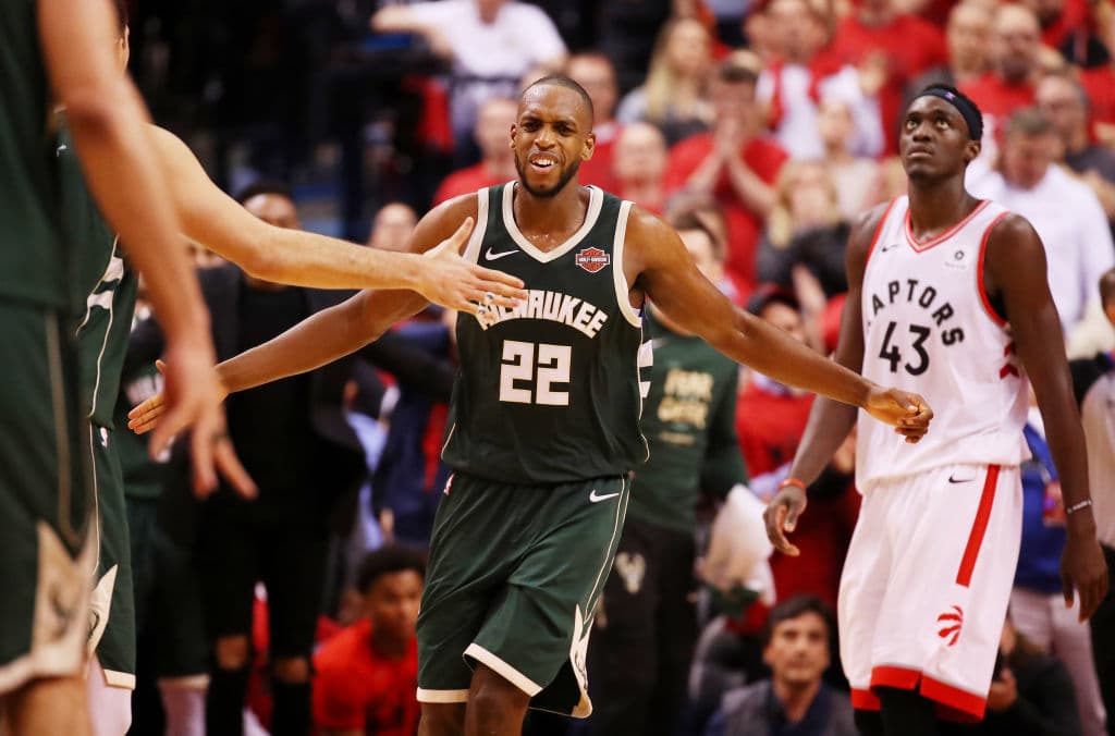 Aunque ya había anunciado que se quedaba, 
<b>Khris Middleton</b> confirma su permanencia con los 
<b>Milwaukee Bucks</b> con una gruesa renovación contractual, con cinco temporadas y 172 millones de dólares.