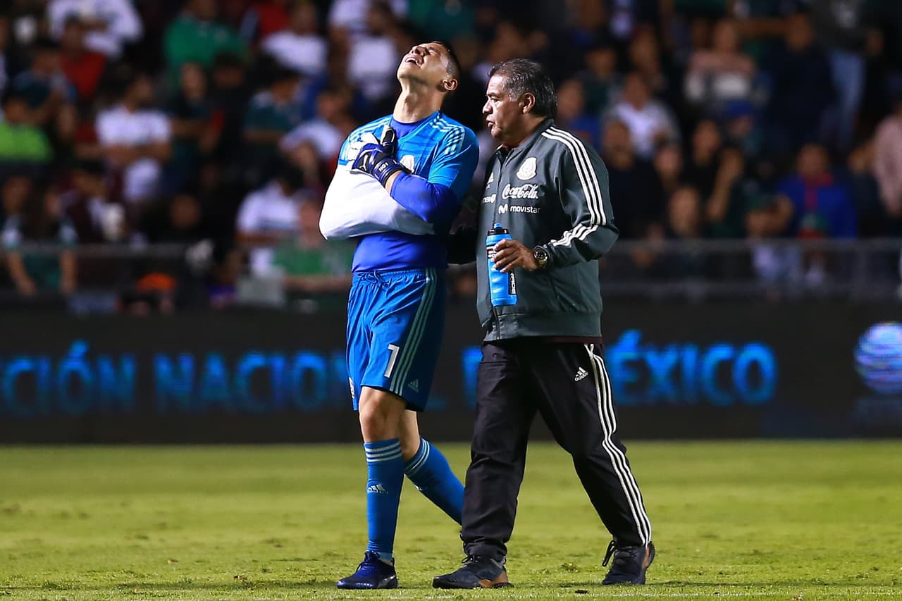 El portero Hugo González (Monterrey) recibió un duro golpe en su hombro durante el amistoso ante Chile y tuvo que ser sustituido. Aunque hubo preocupación, el tema no pasó a mayores pero tendrá algunos días de incapacidad.