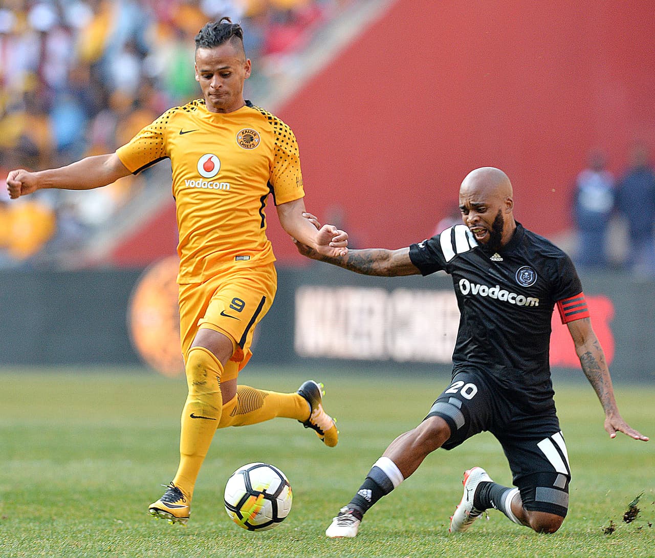 El partido correspondía a la Carling Black Label Cup, un torneo entre los Kaizer Chiefs y Orlanod Pirates que inaugura la temporada de fútbol en Sudáfrica.