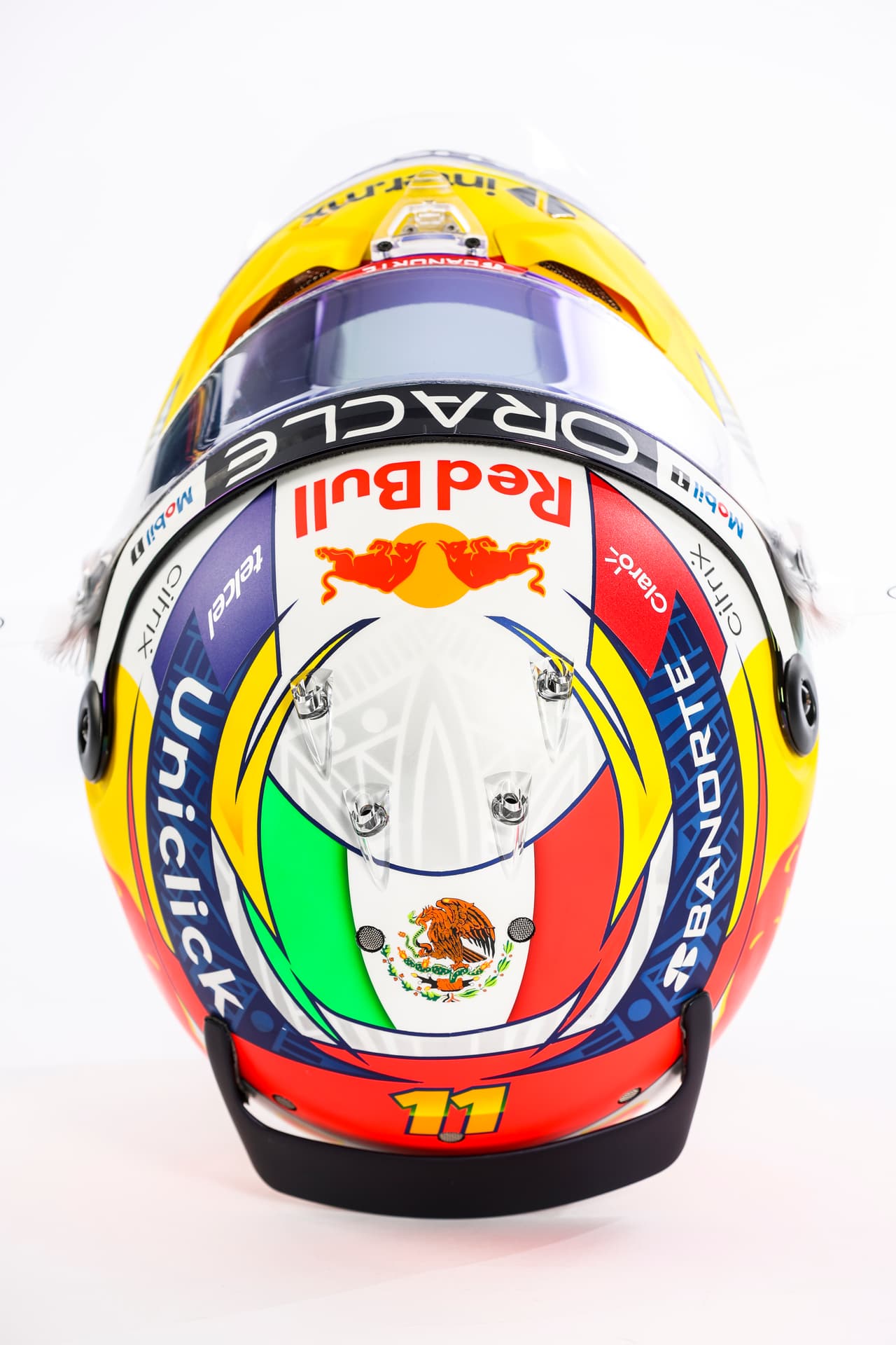 El piloto mexicano Sergio 'Checo' Pérez modelo su nuevo casco, noticia que tardó segundos en darle la vuelta al mundo entero.