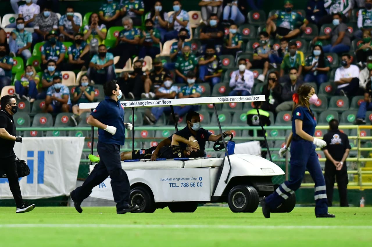Fernando Navarro salió lesionado del partido entre León y Bravos.