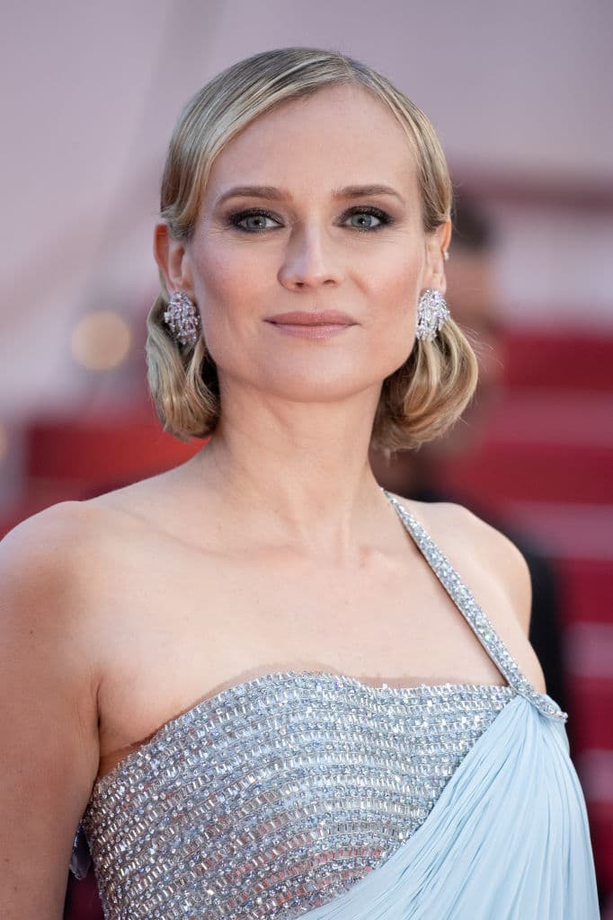 Basada en una historia real sucedida durante la Navidad de 1914, a principios de la Primera Guerra Mundial, cuando en diferentes zonas del frente soldados alemanes, franceses y escoceses enterraron sus diferencias y sus muertos y celebraron la Nochebuena juntos.
<br>