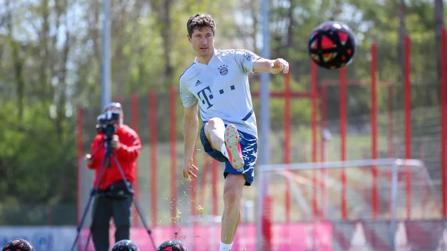 El equipo divido en seis grupos realiza ejercicios de coordinación, carreras de relevos, actividades con pelotas y anillos y, lo mejor, ¡un tiro al blanco gigante!