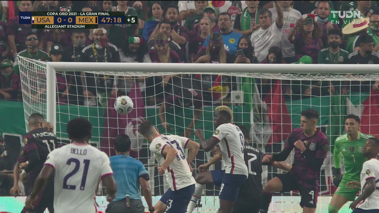 ¡El Team USA casi marca el primero! Cabezazo de Hoppe a un costado