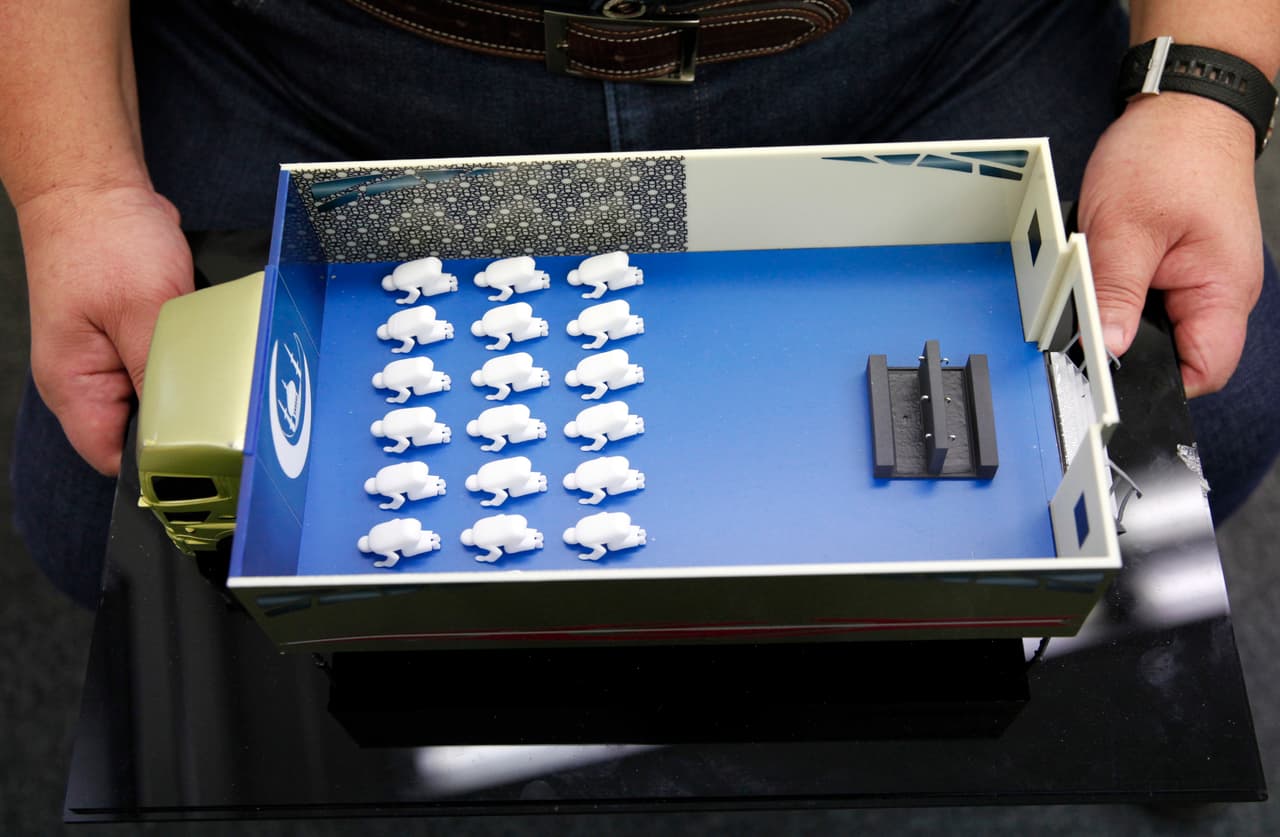 Esta es una maqueta de la mezquita móvil que tiene una dimensión de unos 48 metros cuadrados en la que pueden caber hasta 50 personas dentro del camión modificado.
<br>