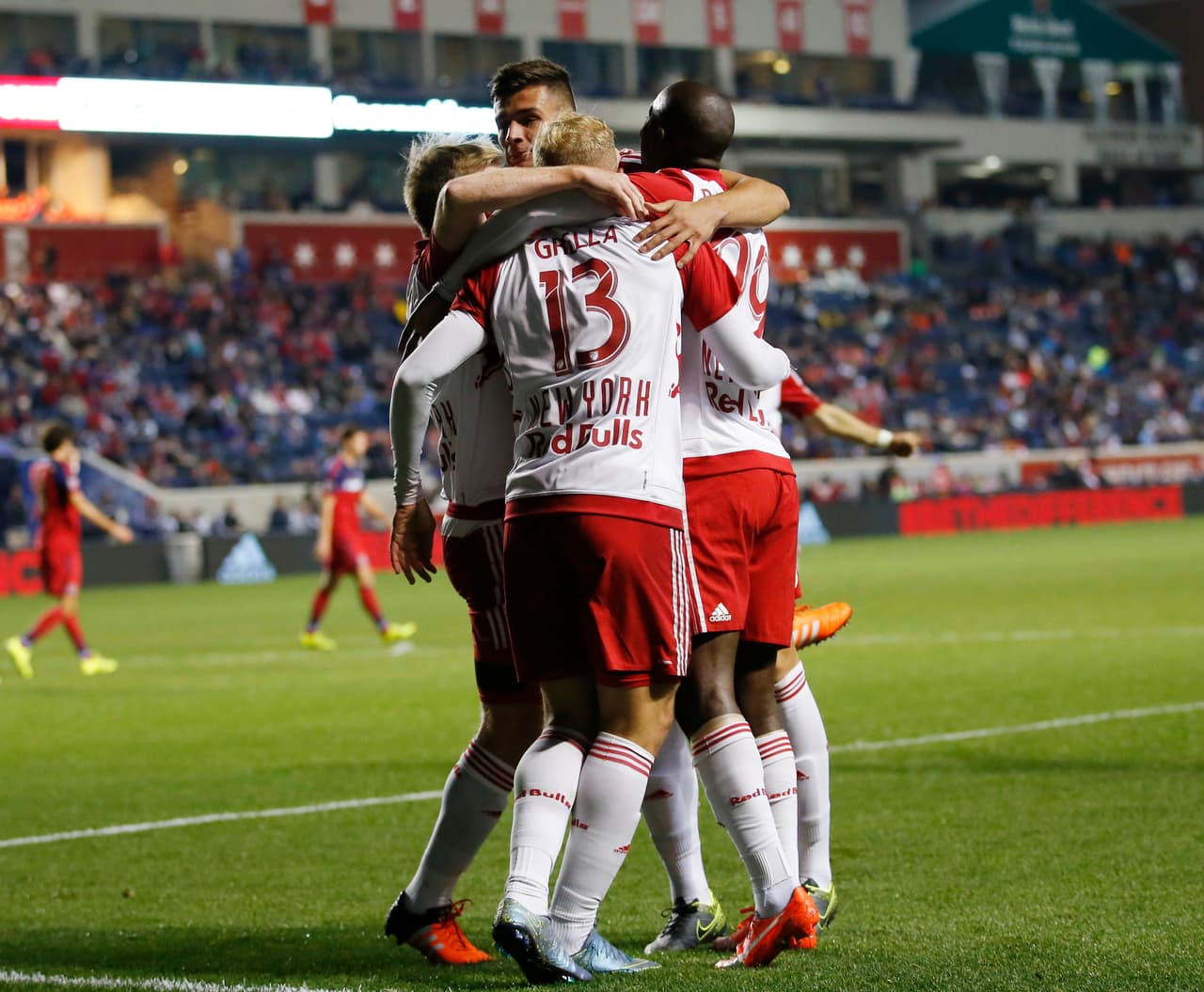 En pocos minutos New York Red Bulls encontraron dos goles para acomodar la victoria; en el segundo tiempo resistieron ante el Fire.