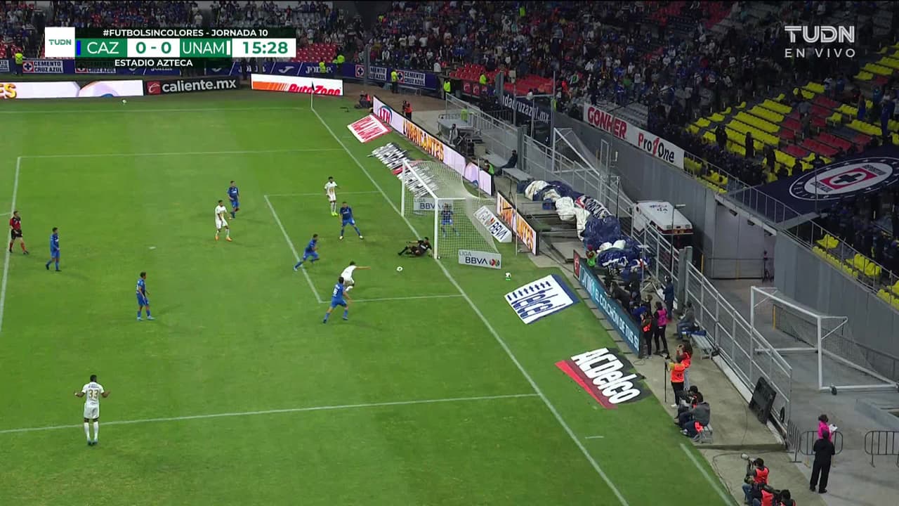 ¡CERCA! Juan Ignacio Dinenno disparó que se estrella en el poste.