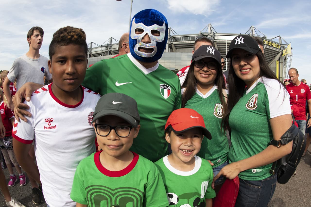 Las aficiones de México y Dinamarca conviven en Copenague previo al último ensayo de ambas selecciones antes de sus debuts en la Copa del Mundo Rusia 2018.