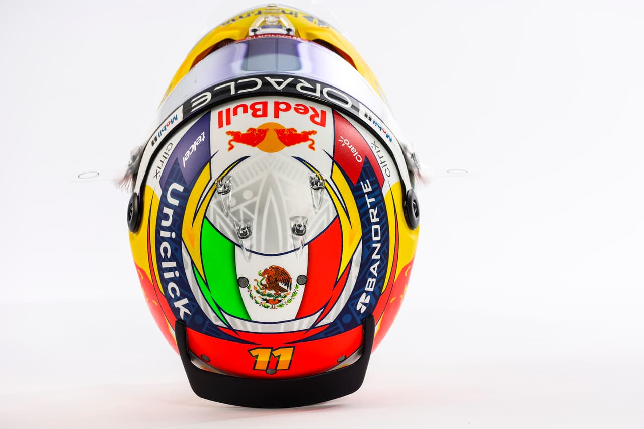 El piloto mexicano Sergio 'Checo' Pérez modelo su nuevo casco, noticia que tardó segundos en darle la vuelta al mundo entero.