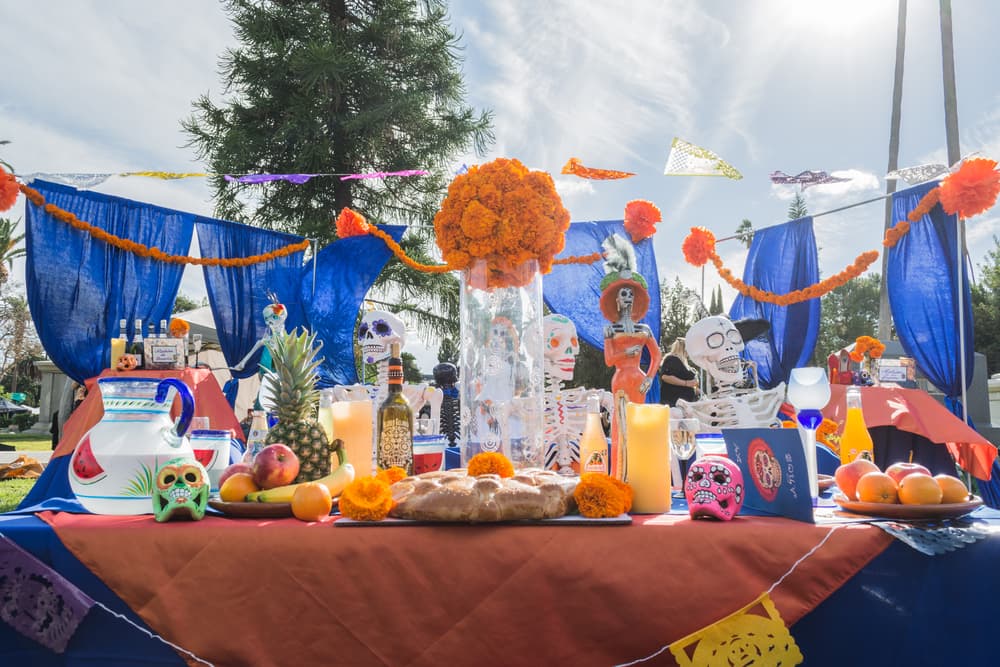 Por eso, la gente los espera con los alimentos y bebidas que más disfrutaban en vida, así como otros objetos particulares. Esta costumbre le da un cierto sabor de esperanza a la muerte, la cual nunca es definitiva ya que, al menos una vez al año, "se vale" regresar al mundo de los vivos.