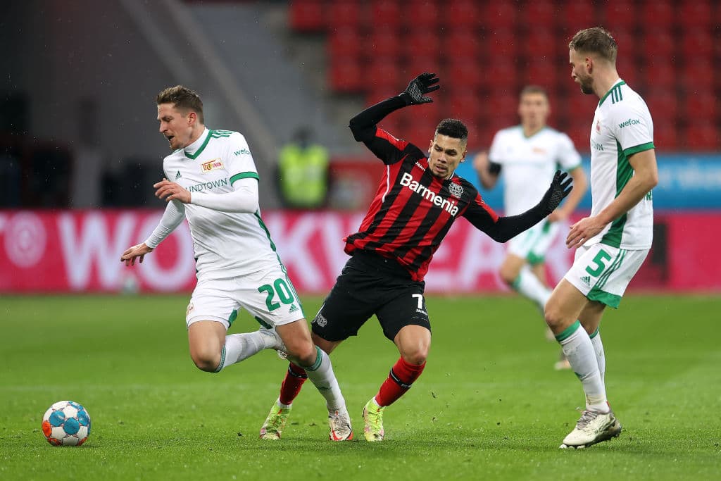 Hoffenheim vence 3-1 al Augsburg, Bayer Leverkusen y Union Berlin reparten puntos en un entretenido empate 2-2, RB Leipzig pasa por encima del Mainz 4-1, Freiburg y Arminia Bielefeld también empatan 2-2, Greuther Furth y Stuttgart nos dejan sin goles en su empate 0-0 y el Borussia Dortmund consigue una asombrosa remontada 2-3 sobre el Eintracht Frankfurt.