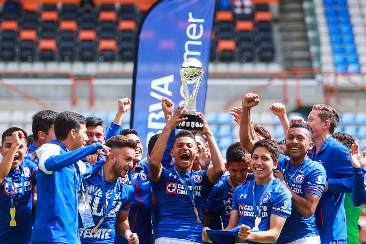 En la Liga MX Sub-15, Cruz Azul venció 2-0 al Pachuca para coronarse campeón, siendo un logro importante para las Fuerzas Básicas de la Máquina.