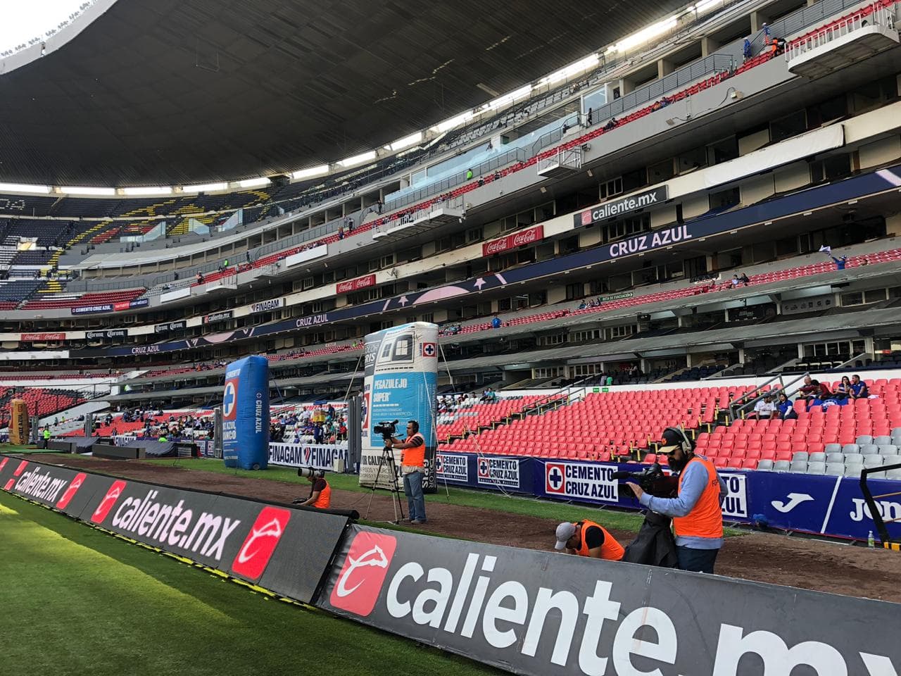 El estadio Azteca comienza a pintarse de azul para el juego entre la máquina y los tuzos.